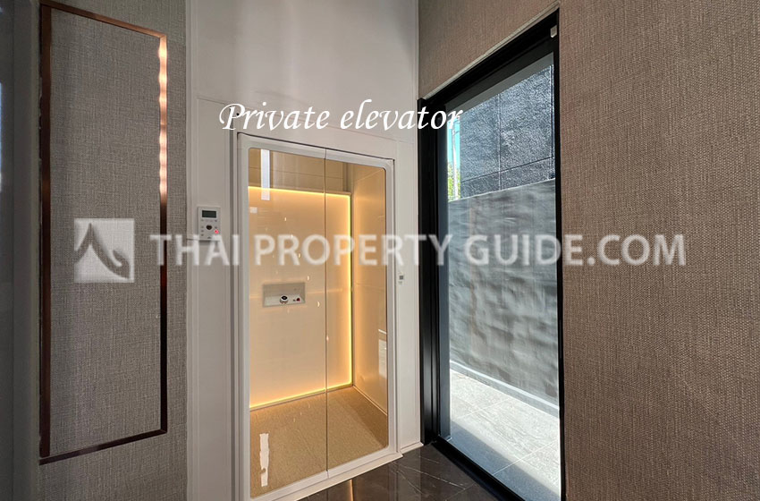 House with Private Pool in Srinakarin 